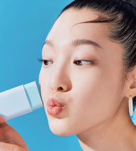Cargar imagen en el visor de la galería, Protector solar en barra &quot;Cotton soft sun stick SPF50&quot; - TOCOBO **PREVENTA**

